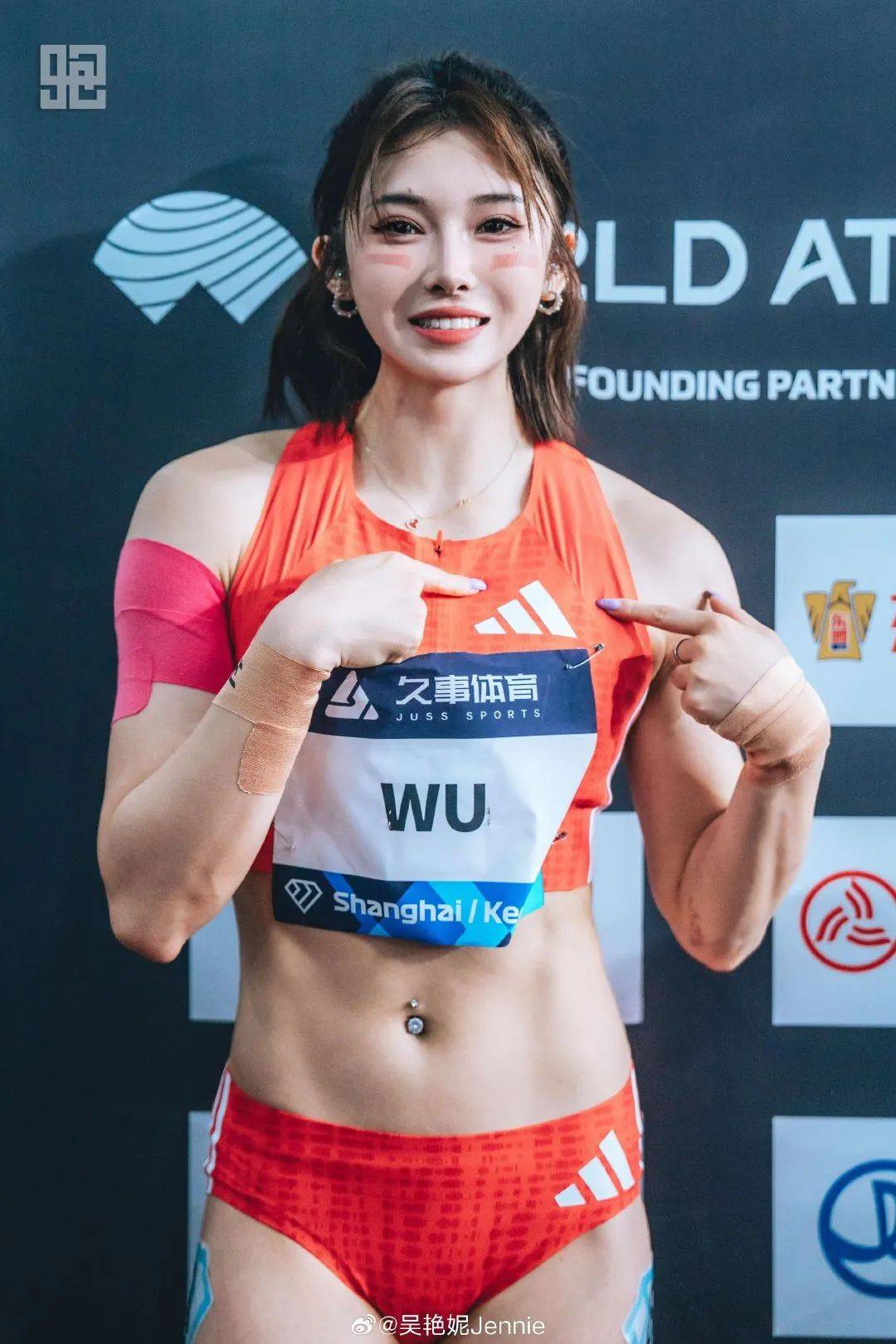 吴艳妮被搀扶离场：膝盖积液+脚踝错位！深夜连发12图展现力量美