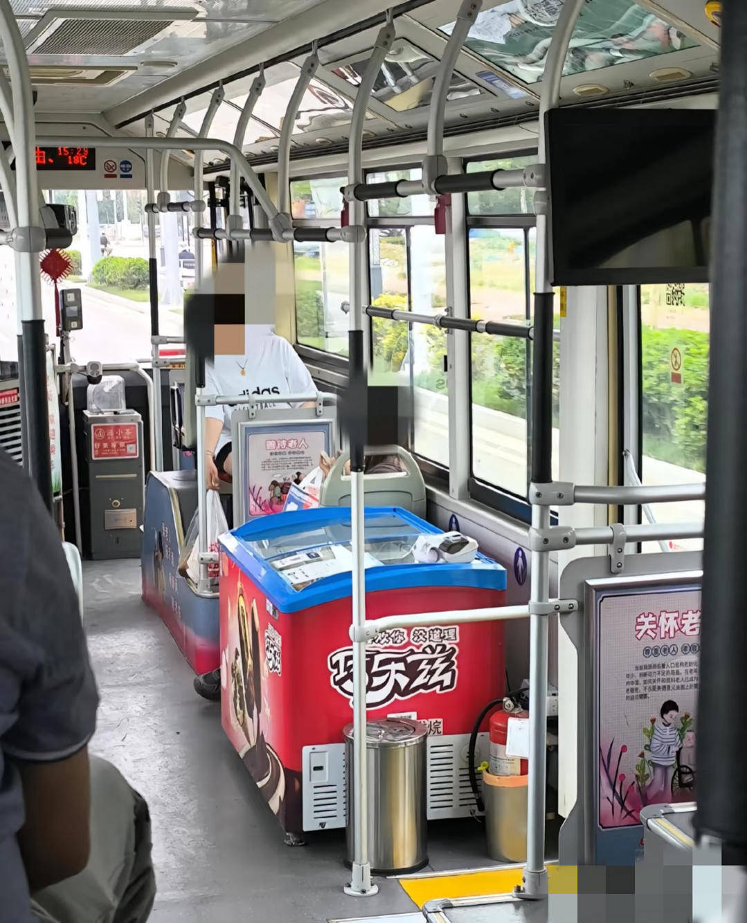 多地公交增设冰柜卖冷饮 网友：上车2元下车62元